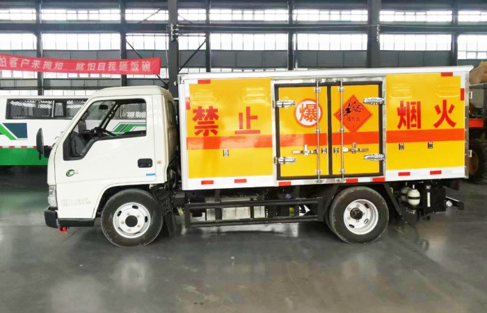 FCB-3礦用爆破器材運(yùn)輸車